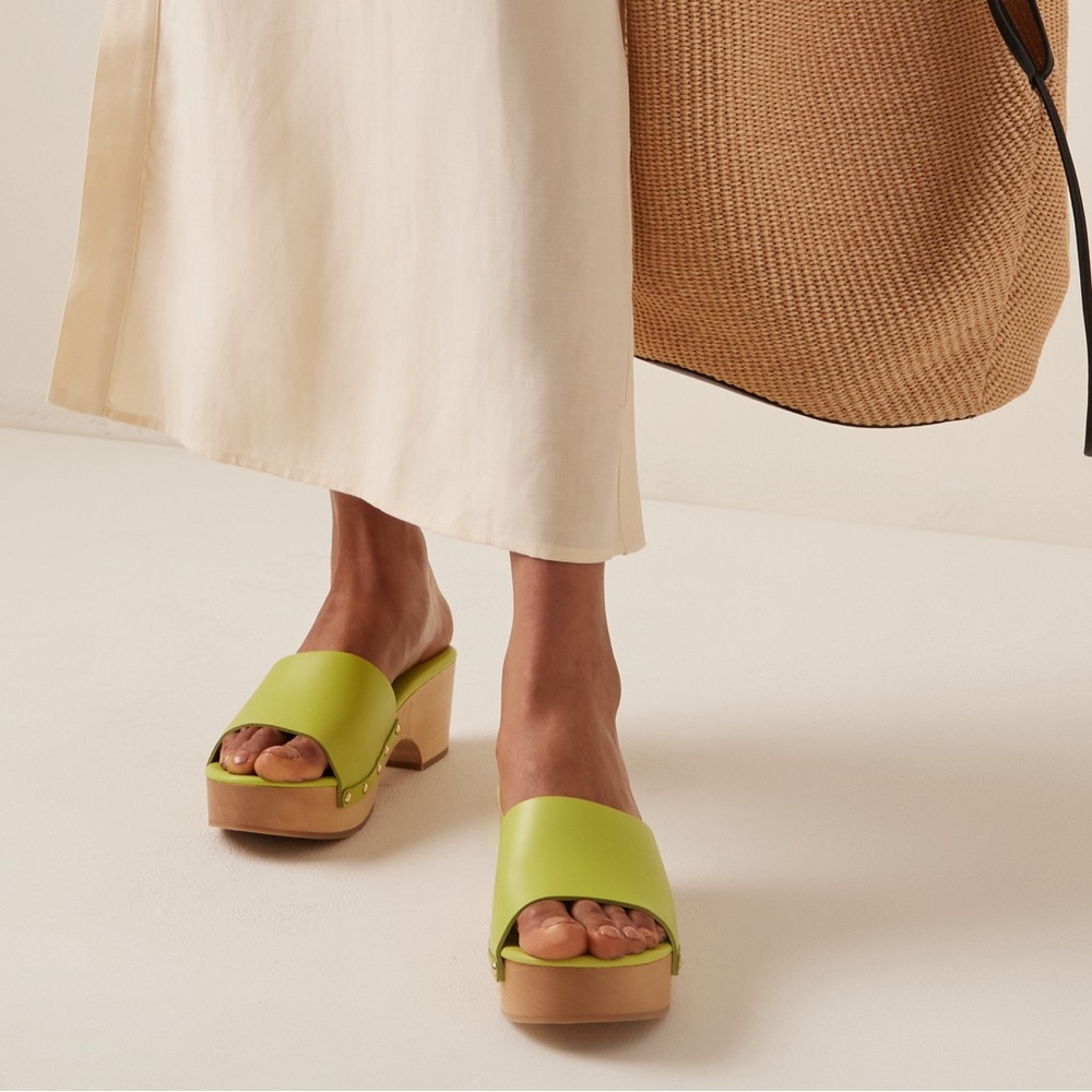 NEW | AEYDE  Bobbie Leather Clog Sandals | Apple 🍏